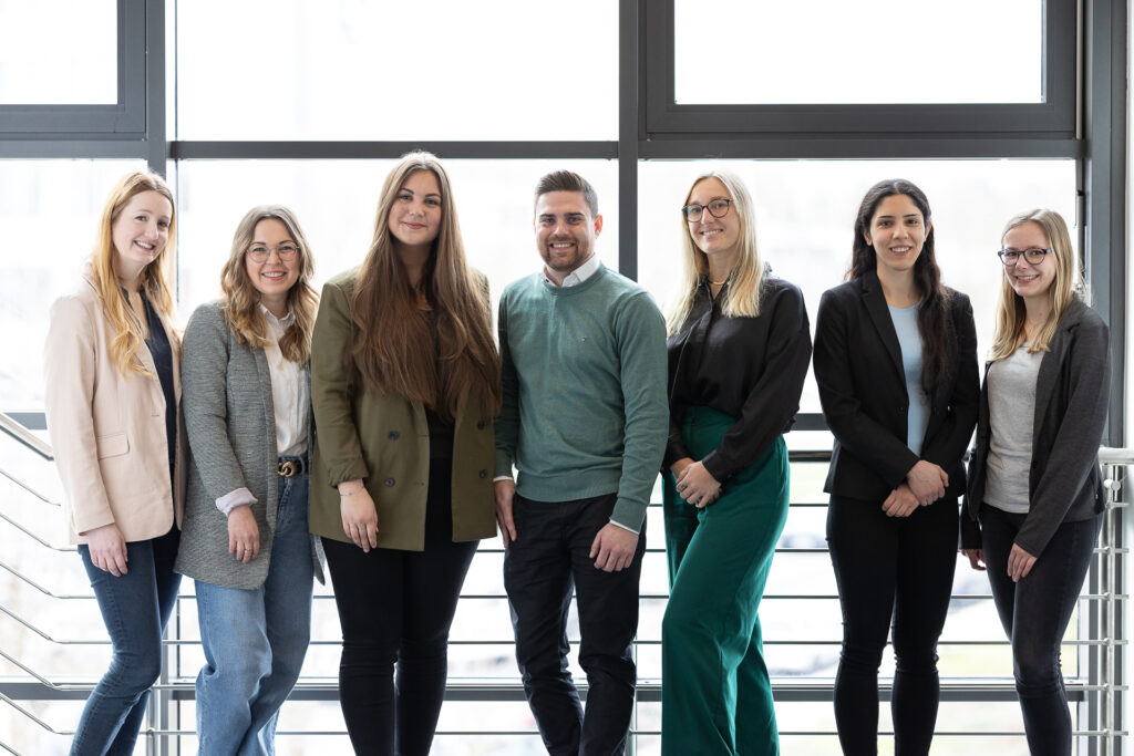 Unser ESE-Recruiting-Team nebeneinander stehend.