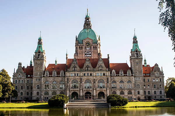Frontansicht des neuen Rathaus in Hannover, Standort der ESE GmbH.