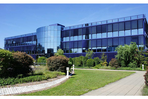 Frontansicht des Technologiepark-Gebäudes in Hennigsdorf, Standort der ESE.
